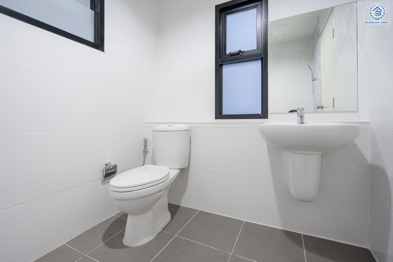 ทาวน์เฮ้าส์มือสองนนทบุรี ม.สรานนท์ ติวานนท์-ปากเกร็ด ทาวน์เฮ้าส์ 3ชั้นครึ่ง หลังมุม เนื้อที่ 26 ตร.ว. ฟังก์ชัน 4 ห้องนอน 3 ห้องน้ำ จอดรถได้ 1 คัน พร้อม Living Room กว้างขวาง บนทำเลติดถนนติวานนท์ ใกล้เซ็นทรัลแจ้งวัฒนะ รถไฟฟ้าสายสีชมพู "สถานีปากเกร็ด" และทางด่วน "ศรีรัช"...